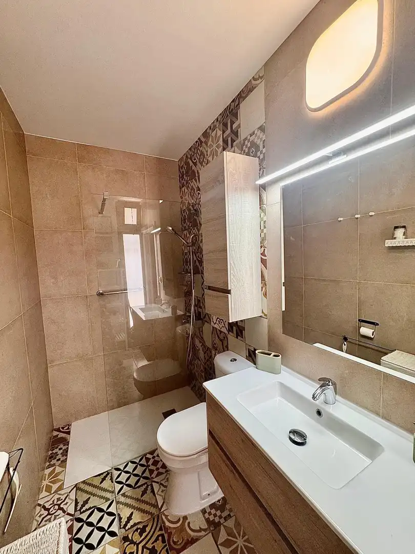 Baño de Piso en venta en Arona con Jardín privado, Terraza y Amueblado