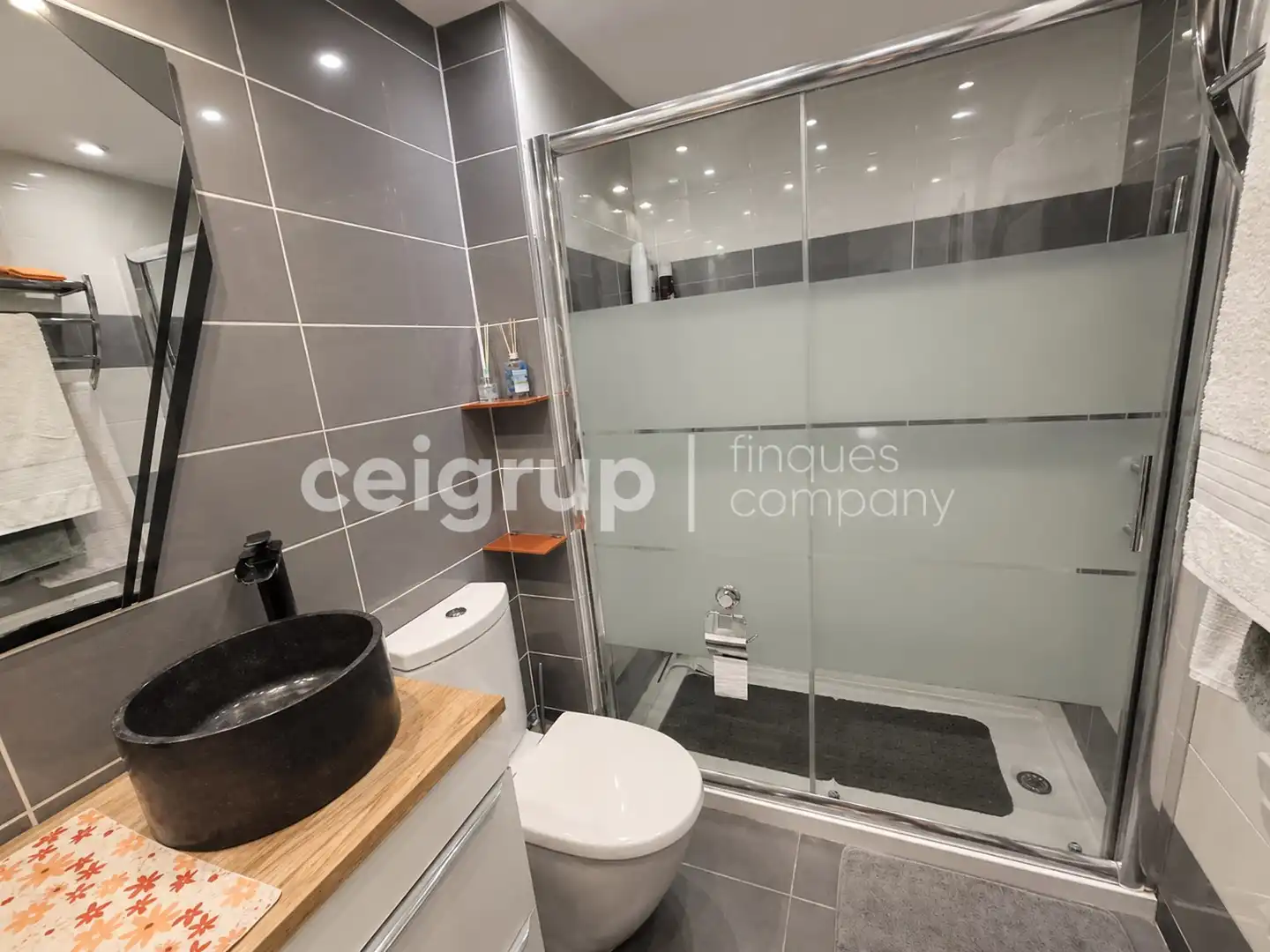 Bathroom of Flat for sale in Llançà  with Heating, Terrace and Storage room