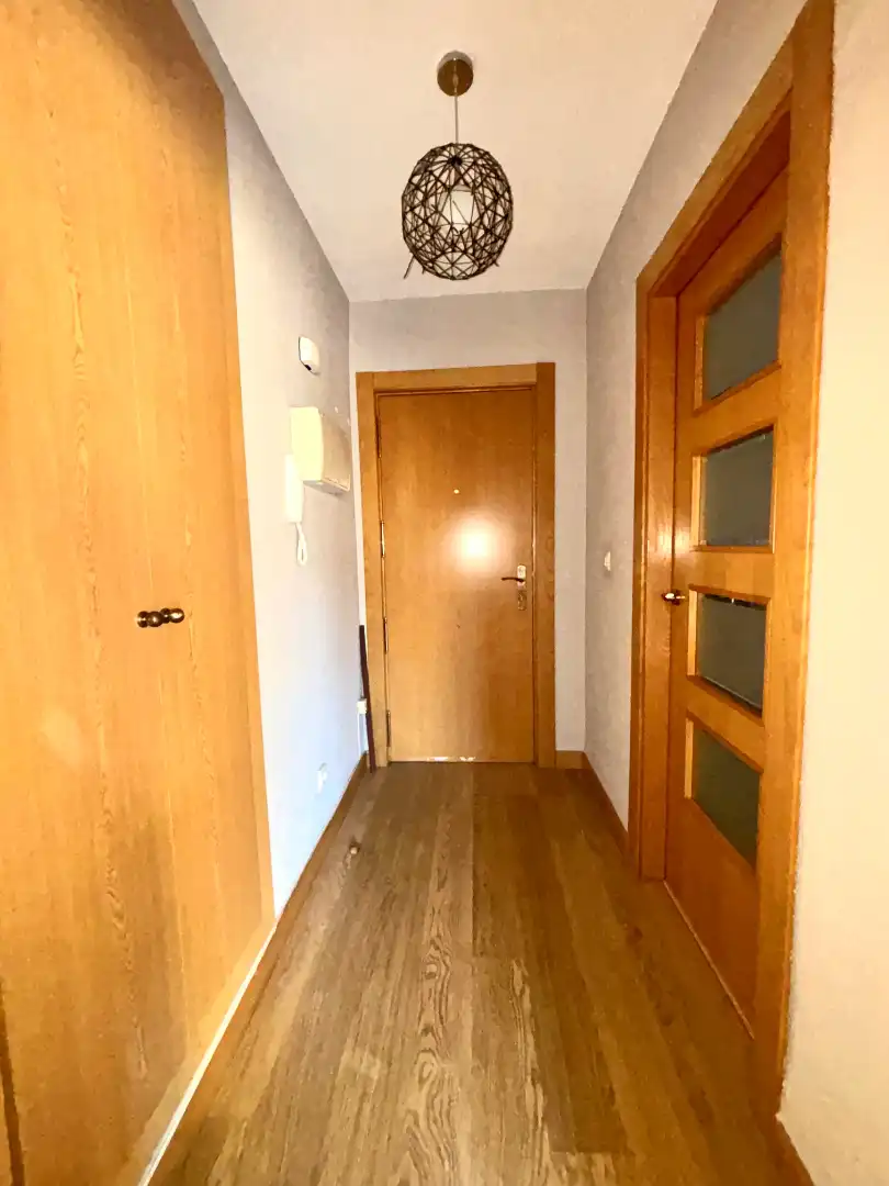 Wohnung zum Verkauf in Plasencia mit Klimaanlage, Parkett und Ofen