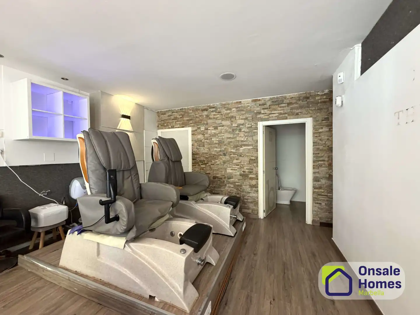 Commercial properties for transfer in Marbella  with Air Conditioner and Alarm