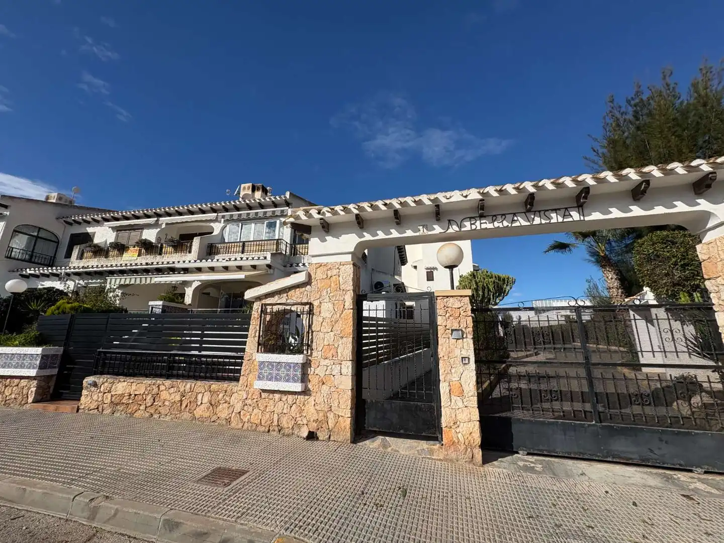 Außenansicht von Wohnungen zum Verkauf in Orihuela mit Klimaanlage, Heizung und Schwimmbad