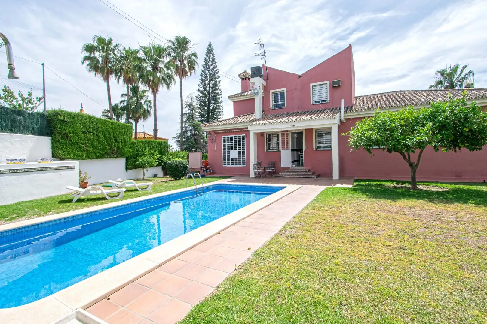 Vista exterior de Casa o xalet en venda en Alcalá de Guadaira amb Aire condicionat, Calefacció i Jardí privat