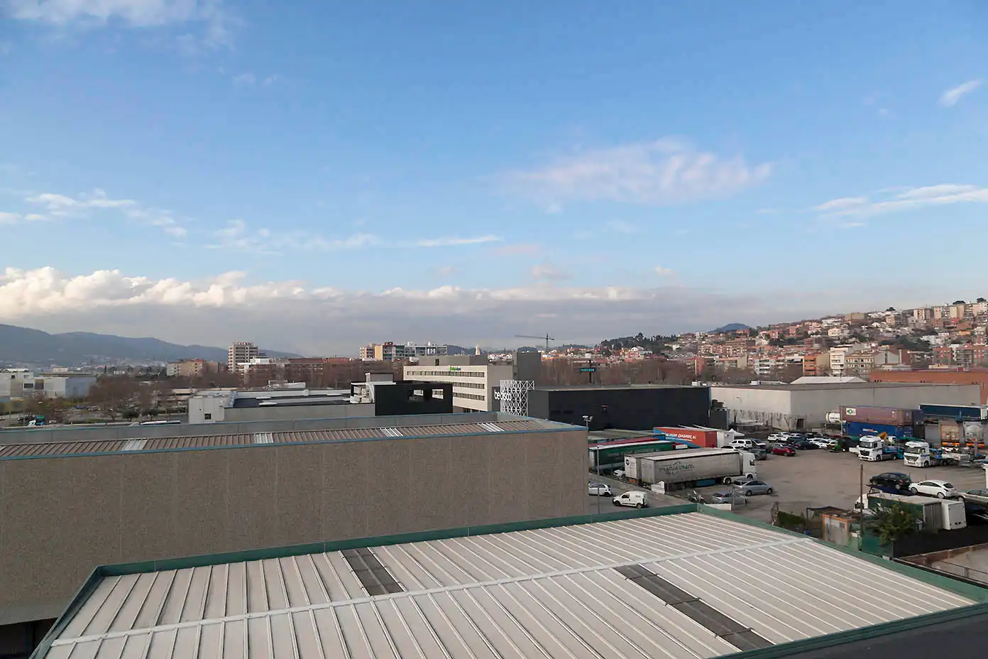 Vista exterior de Nave industrial en venta en Molins de Rei con Alarma