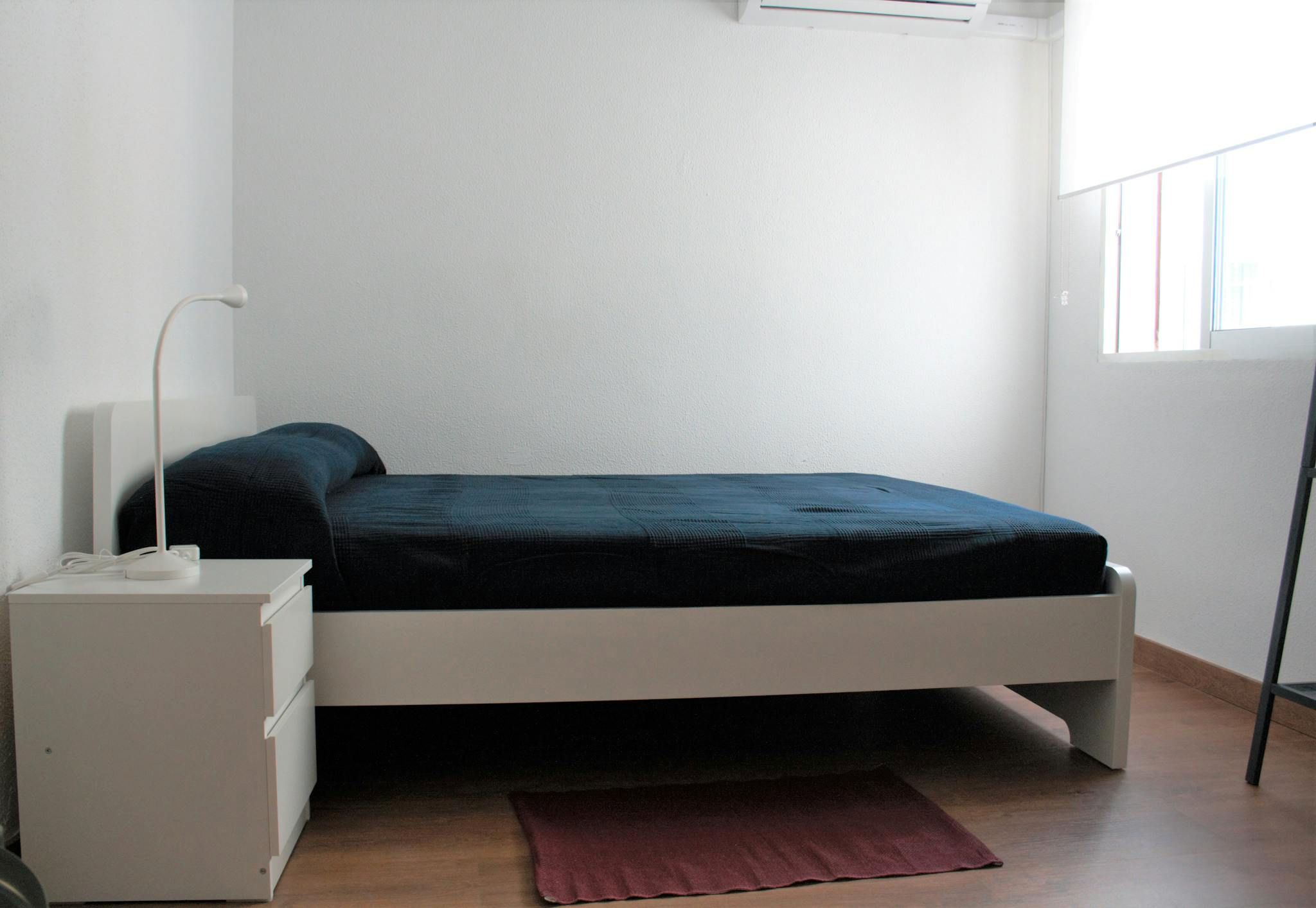 Bedroom of Flat to share in  Sevilla Capital  with Air Conditioner, Furnished and Washing machine