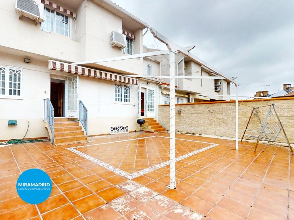 Vista exterior de Casa adosada en venda en Torres de la Alameda amb Aire condicionat