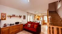 Sala d'estar de Casa adosada en venda en Santa Oliva amb Balcó