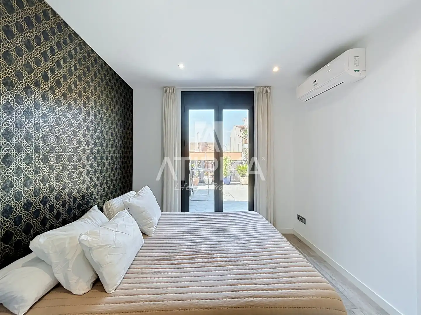 Schlafzimmer von Dachboden zur Miete in Barcelona mit Klimaanlage, Heizung und Parkett