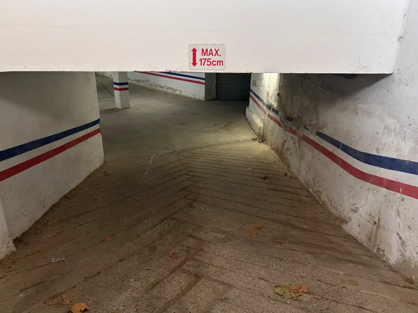Parking of Garage for rent in Roses
