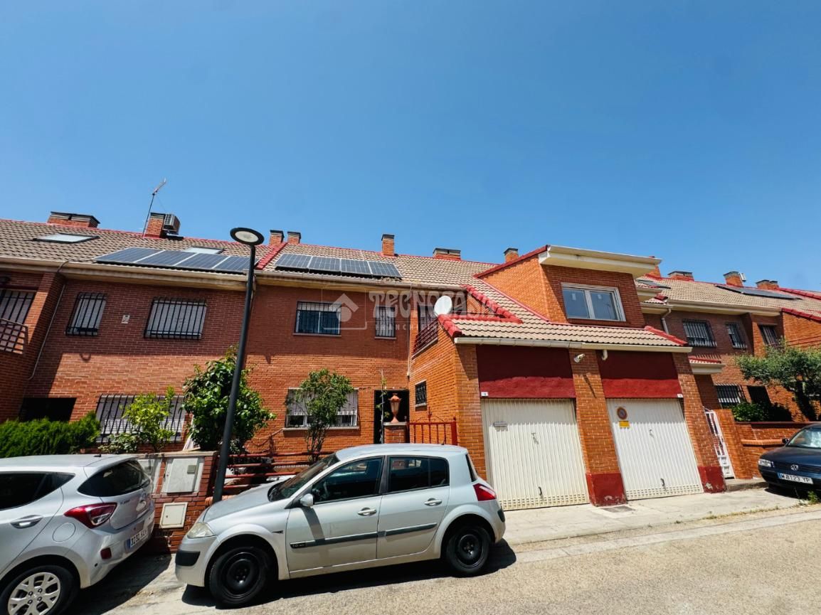 Vista exterior de Casa adosada en venda en Getafe amb Aire condicionat i Balcó