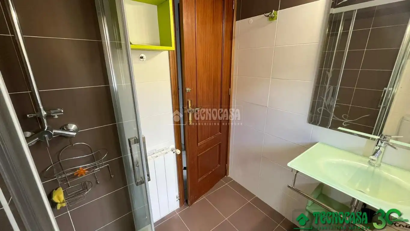 Badezimmer von Einfamilien-Reihenhaus zum Verkauf in San Esteban del Valle mit Klimaanlage und Heizung