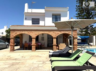 Casa amb piscina en venda a Calle Ballena 5