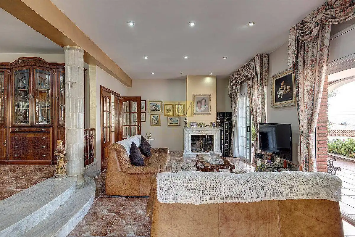 Sala de estar de Casa o chalet en venta en Vallirana con Aire acondicionado, Calefacción y Jardín privado