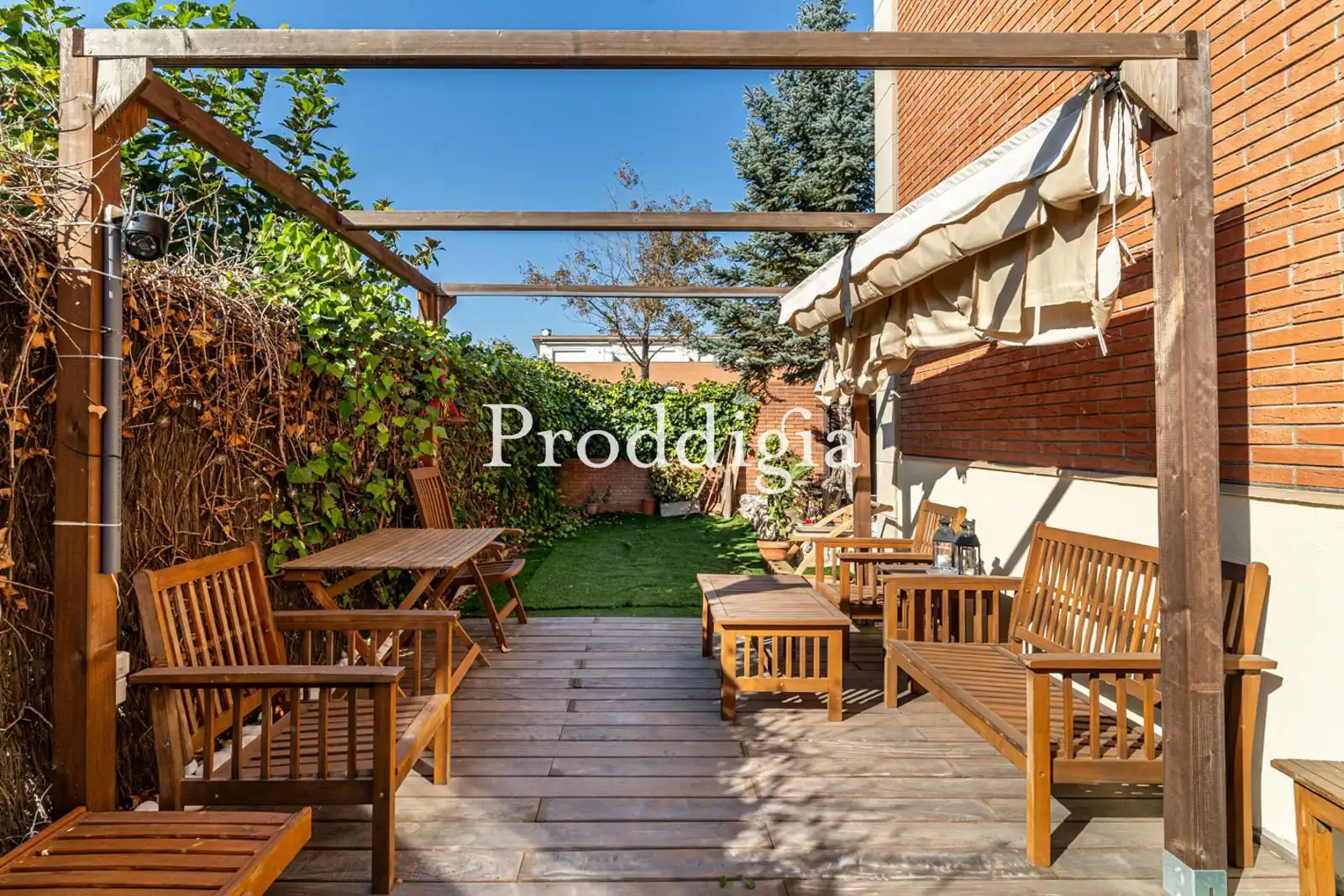 Terrasse von Einfamilien-Reihenhaus zum Verkauf in Sant Cugat del Vallès mit Klimaanlage, Heizung und Privatgarten
