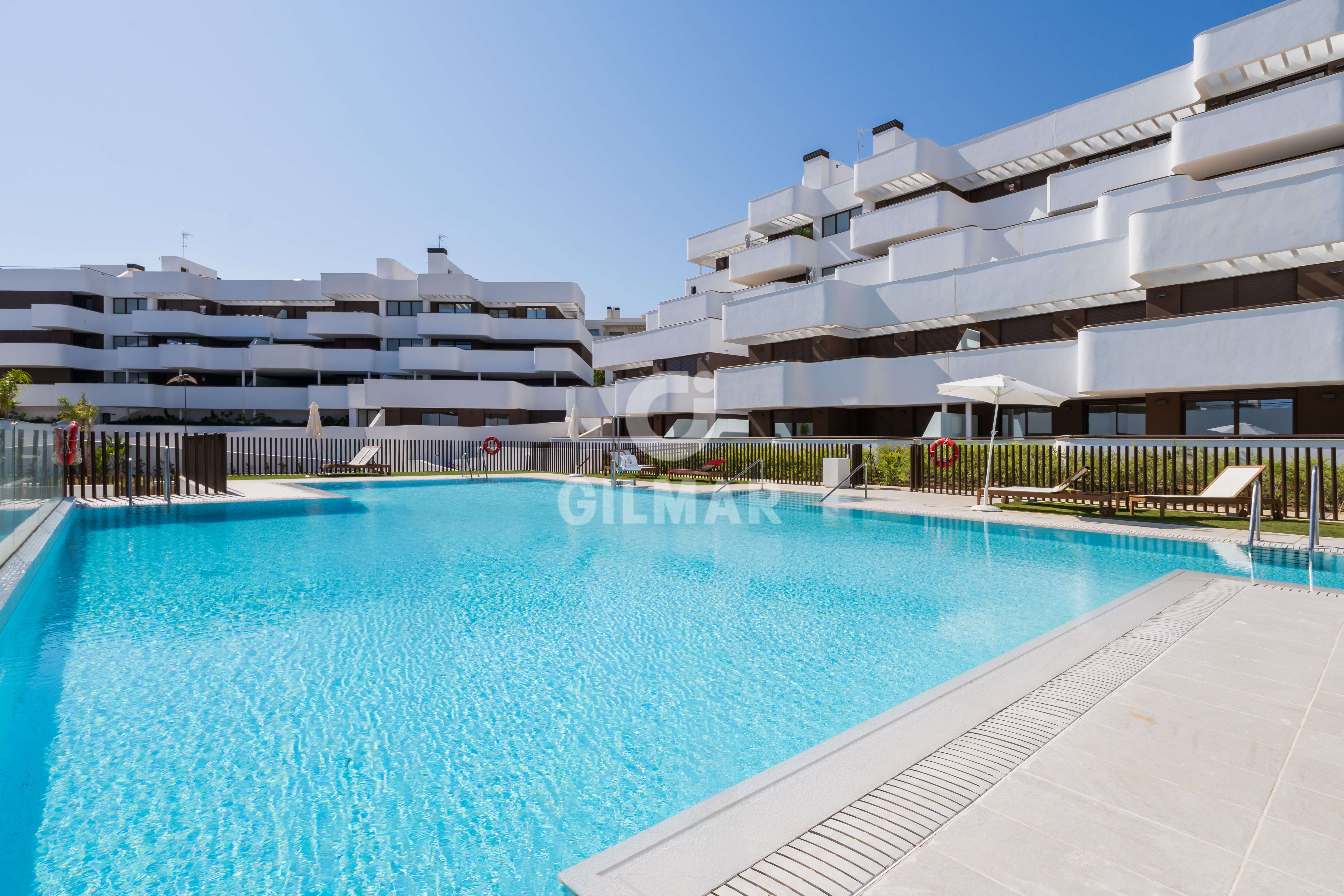 Vista exterior de Planta baixa en venda en Estepona amb Calefacció, Jardí privat i Balcó
