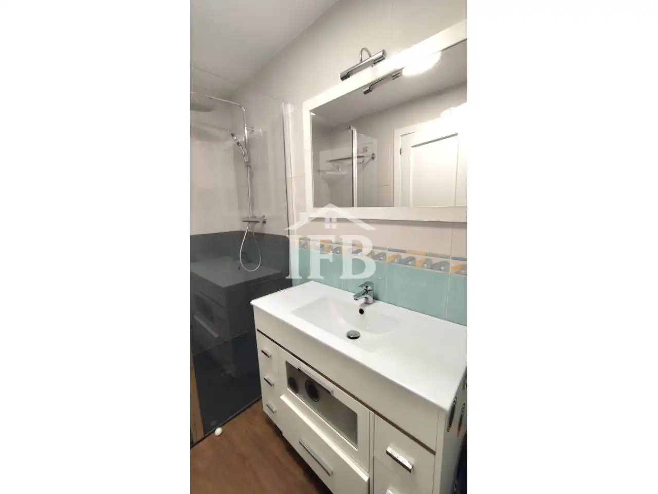 Bathroom of Duplexes for sale in La Estación 