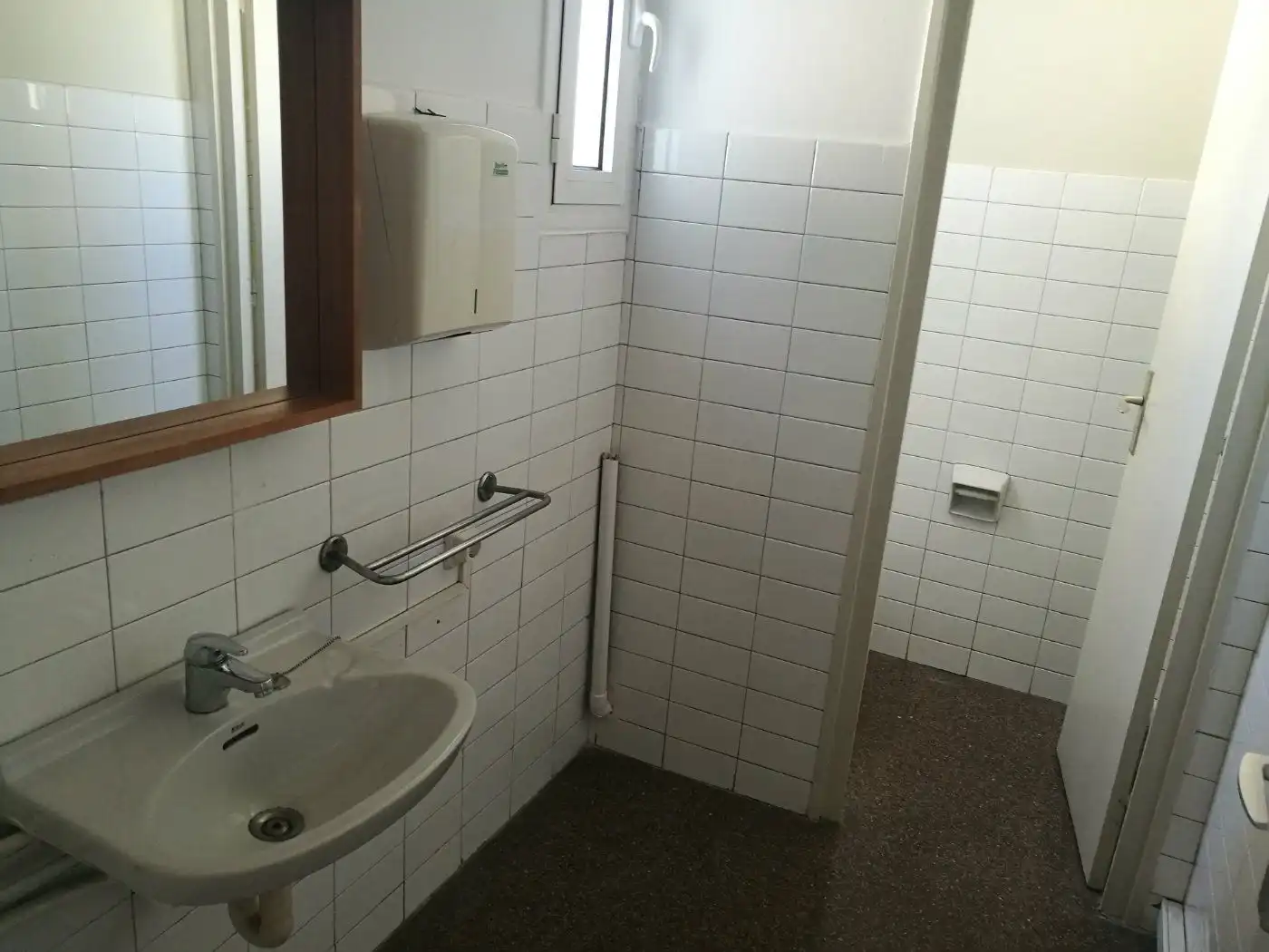 Badezimmer von Büro zur Miete in Barcelona mit Klimaanlage und Heizung