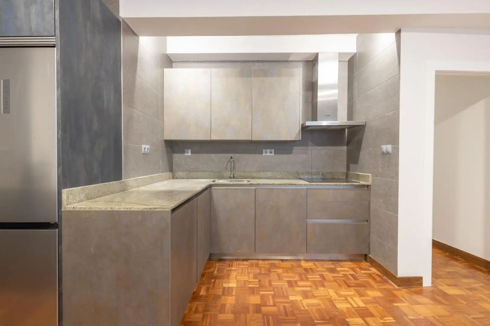Küche von Wohnung zum Verkauf in Granada mit Parkett