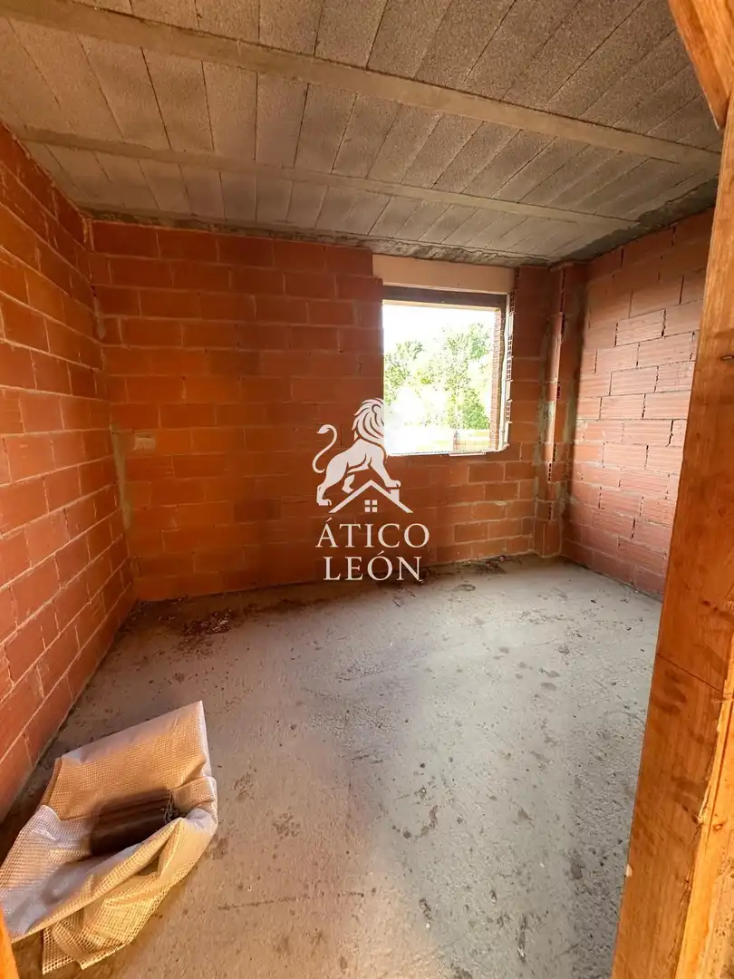Balcony of Houses for sale in Chozas de Abajo  with Private garden and Terrace