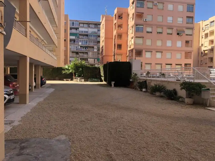 Parkplatz von Wohnungen zur Miete in Santa Pola mit Privatgarten, Terrasse und Möbliert
