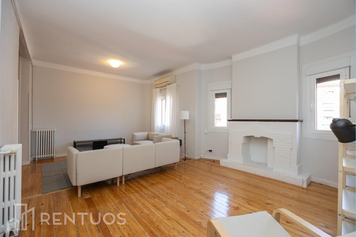 Living room of Flat to rent in  Madrid Capital  with Air Conditioner, Heating and Parquet flooring