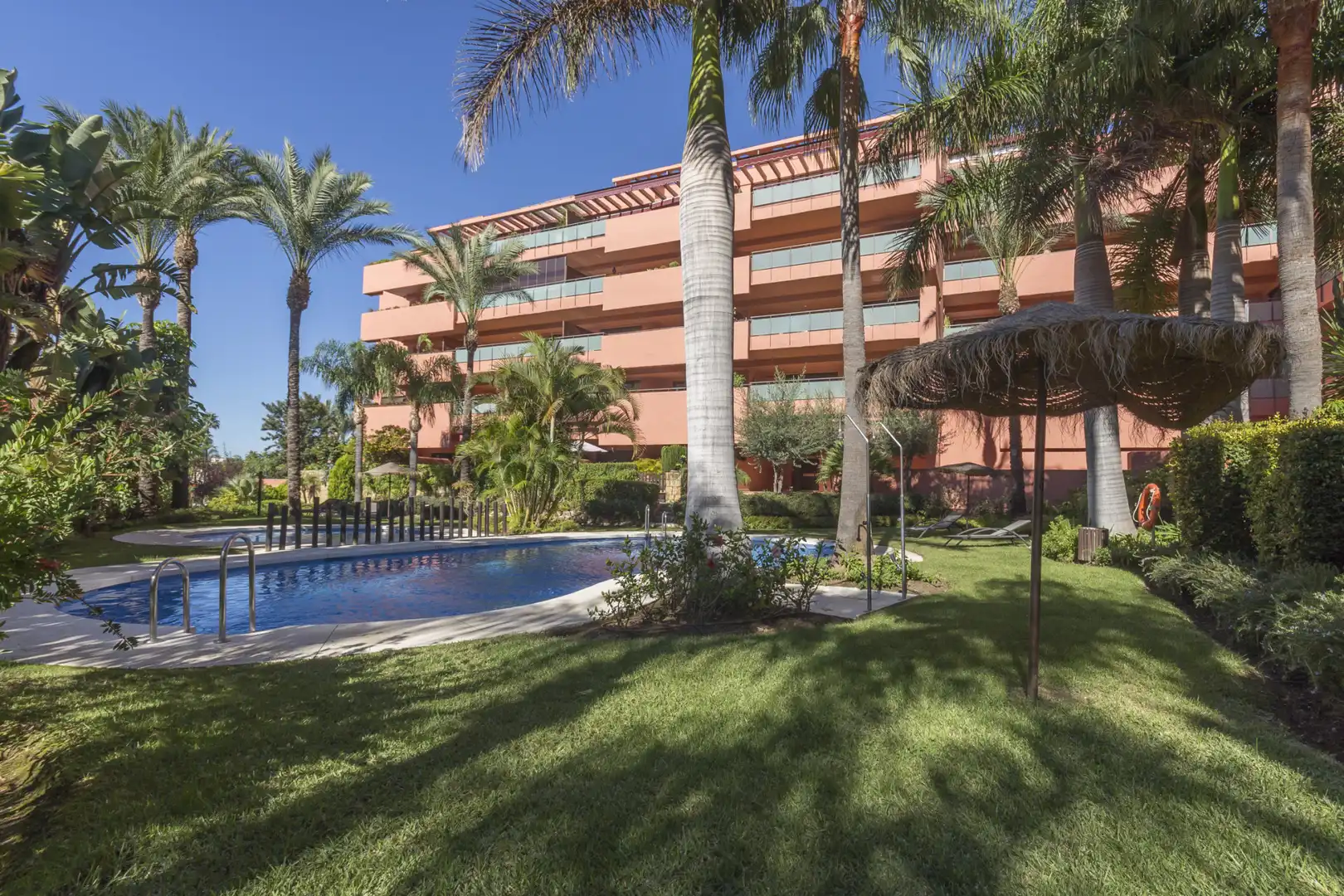 Vista exterior de Àtic en venda en Estepona amb Aire condicionat, Terrassa i Piscina