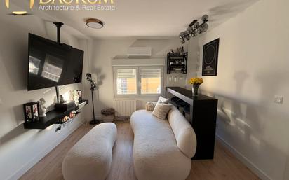 Living room of Flat for sale in  Madrid Capital  with Air Conditioner, Heating and Furnished