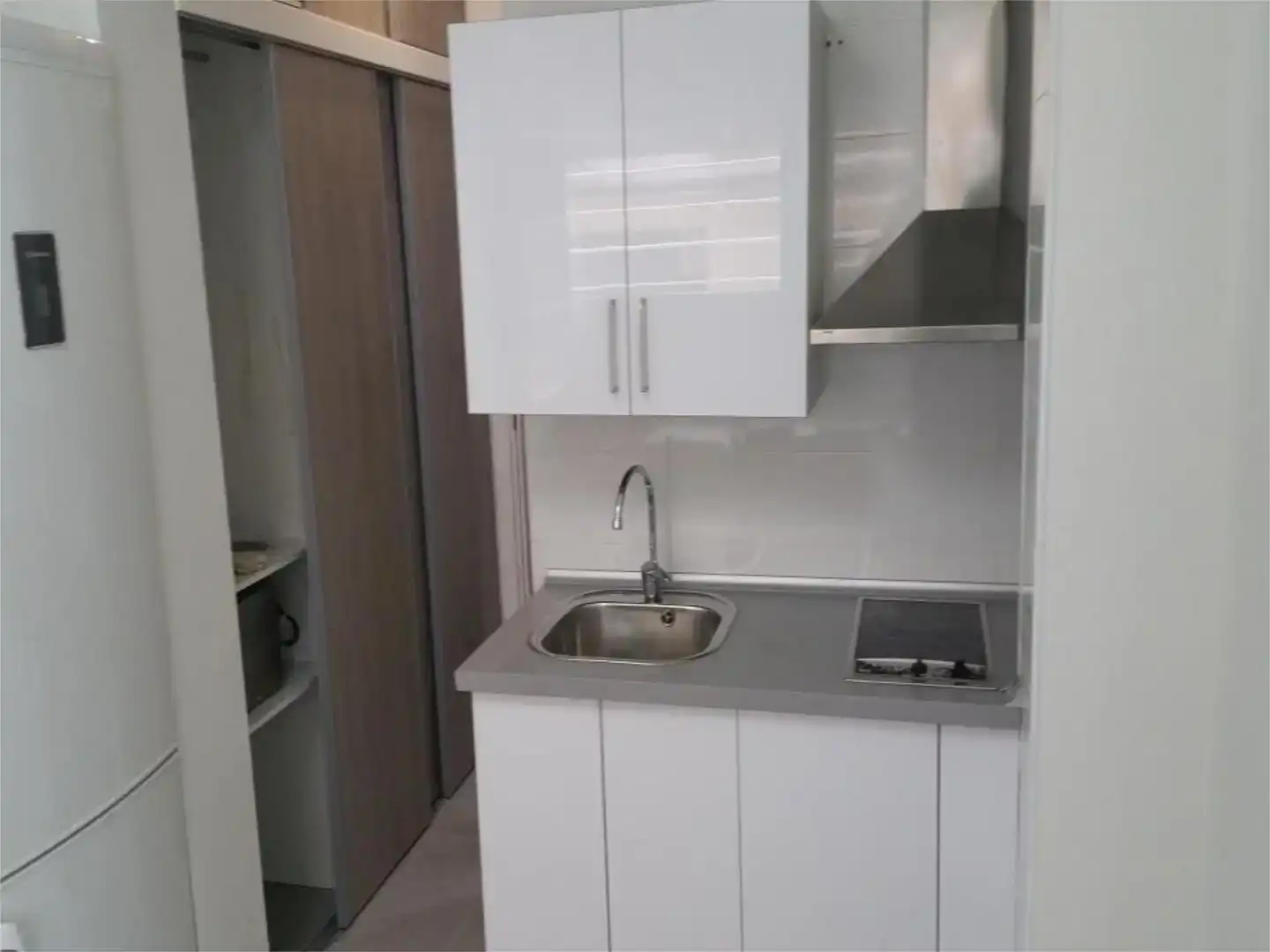 Cuina de Apartament de lloguer en  Madrid Capital amb Aire condicionat