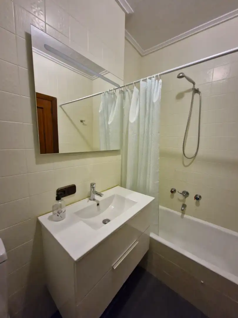 Baño de Piso de alquiler en Vitoria - Gasteiz con Calefacción, Parquet y Amueblado