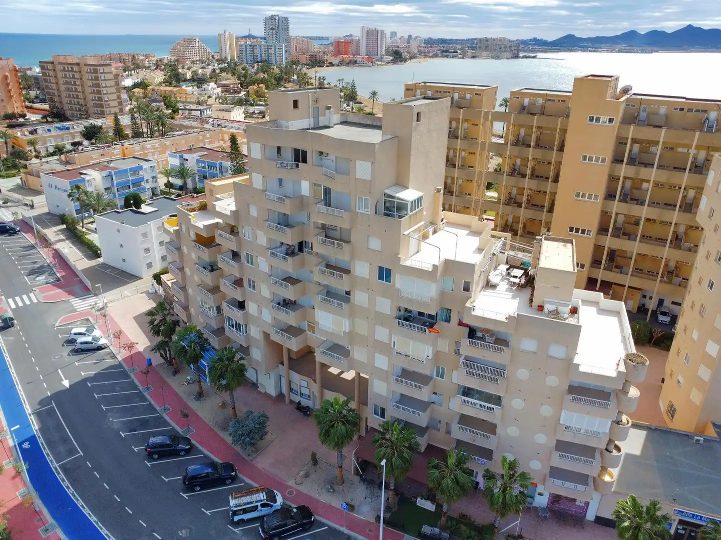 Vista exterior de Apartamento de alquiler en La Manga del Mar Menor con Terraza y Piscina