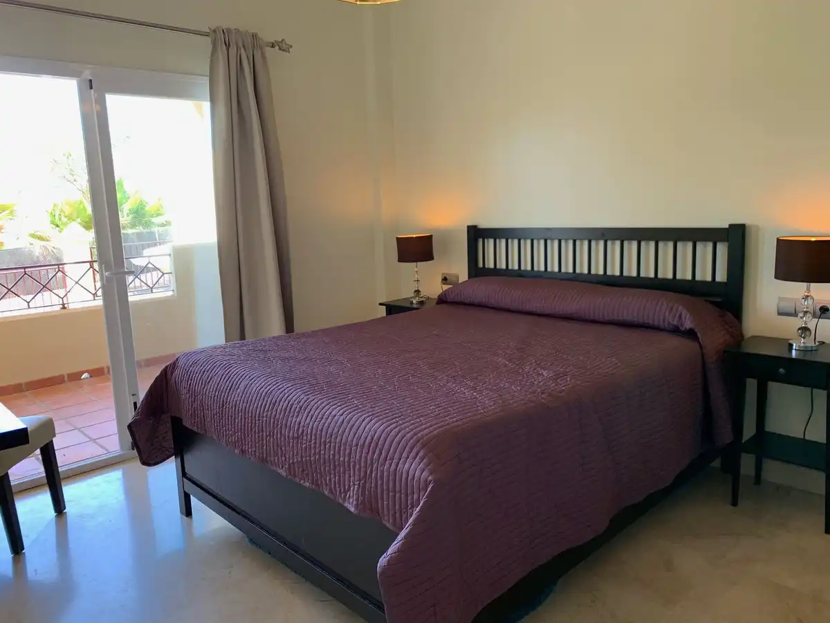 Dormitori de Pis en venda en Estepona amb Aire condicionat, Terrassa i Moblat