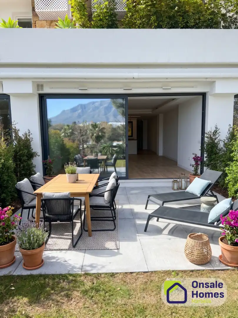 Terrasse von Wohnungen zum Verkauf in Marbella mit Klimaanlage, Privatgarten und Abstellraum