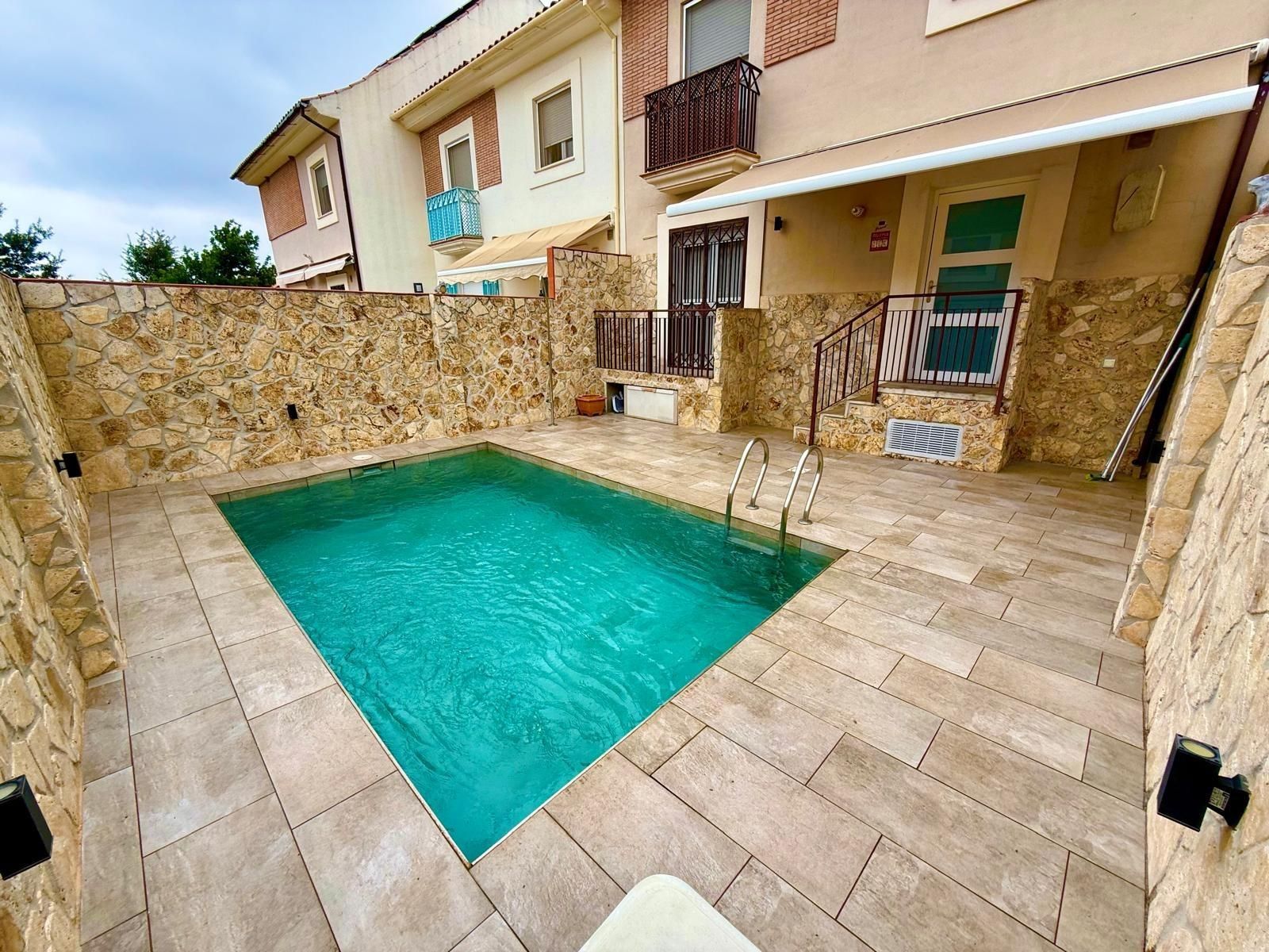 Swimming pool of Single-family semi-detached for sale in  Córdoba Capital  with Air Conditioner, Heating and Private garden