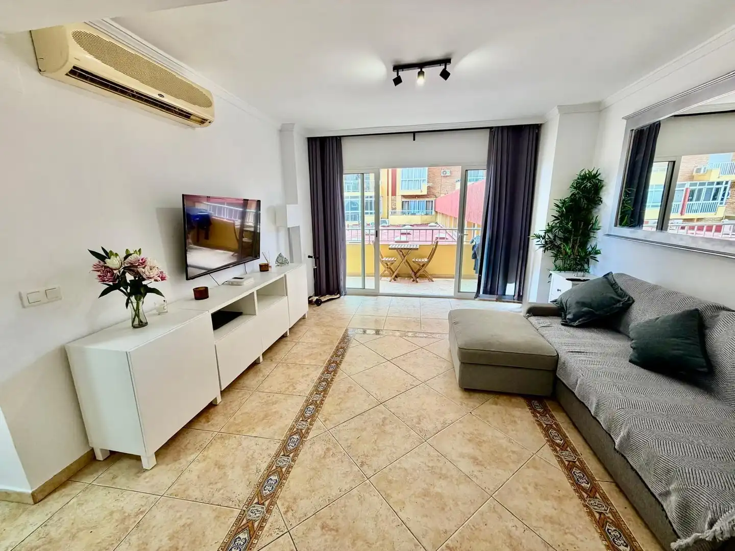 Sala de estar de Piso en venta en Benalmádena con Aire acondicionado, Calefacción y Jardín privado