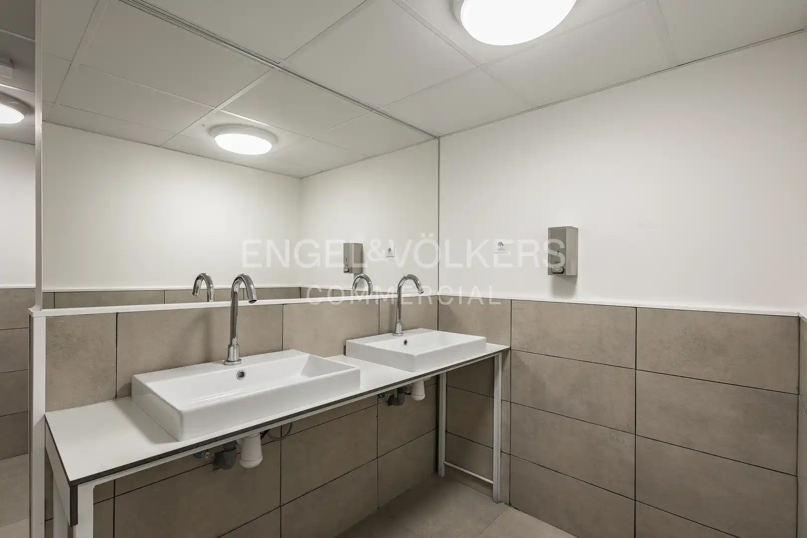 Baño de Oficina de alquiler en Sant Joan Despí con Aire acondicionado