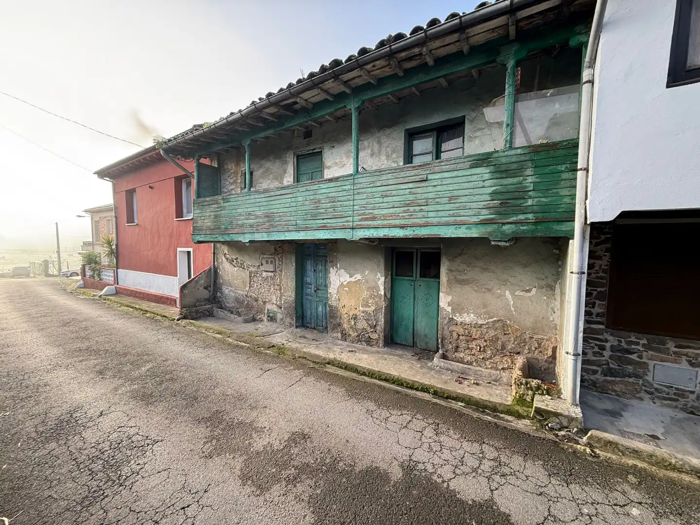 Vista exterior de Casa adosada en venda en Oviedo  amb Jardí privat i Balcó