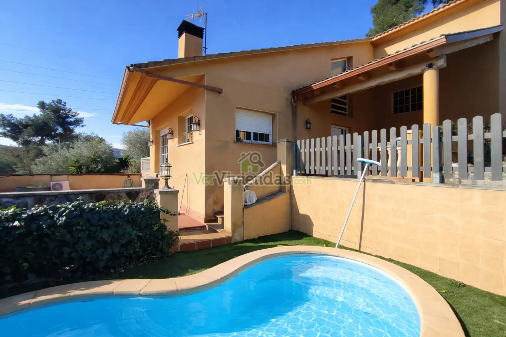 Vista exterior de Casa o xalet en venda en Begues amb Aire condicionat, Calefacció i Jardí privat