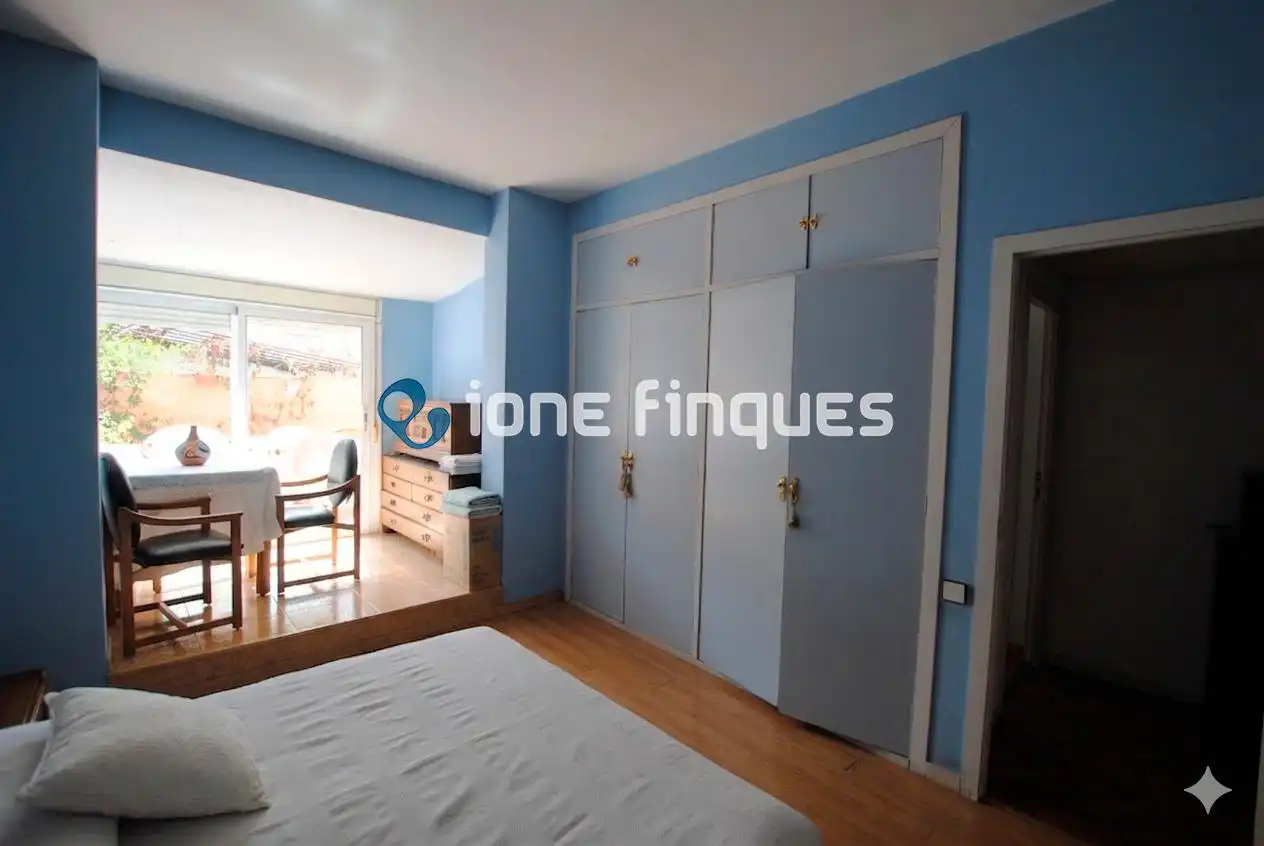 Schlafzimmer von Wohnung zum Verkauf in Barcelona mit Heizung, Privatgarten und Abstellraum