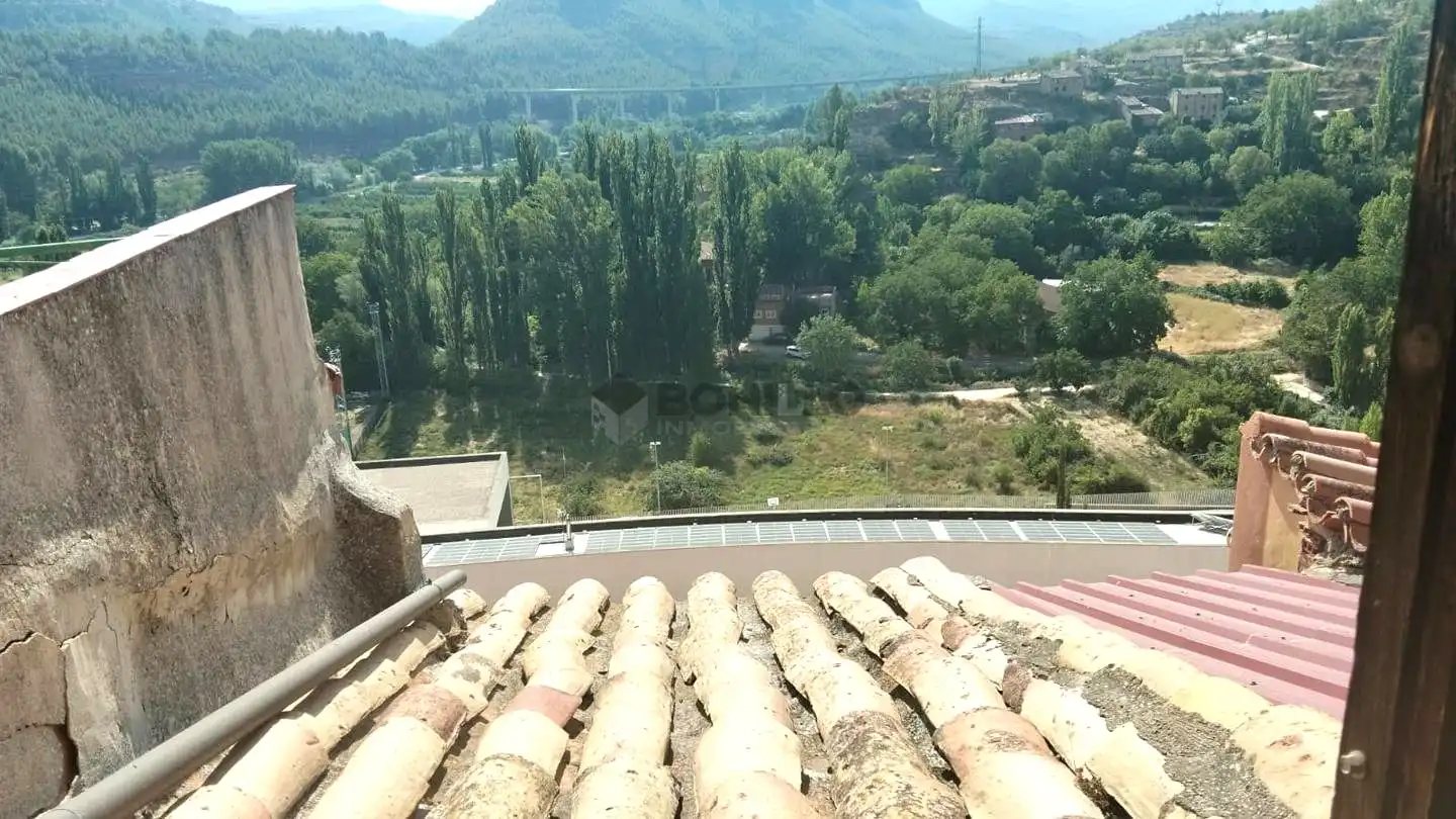 Casa adosada en venda en Ademuz amb Balcó