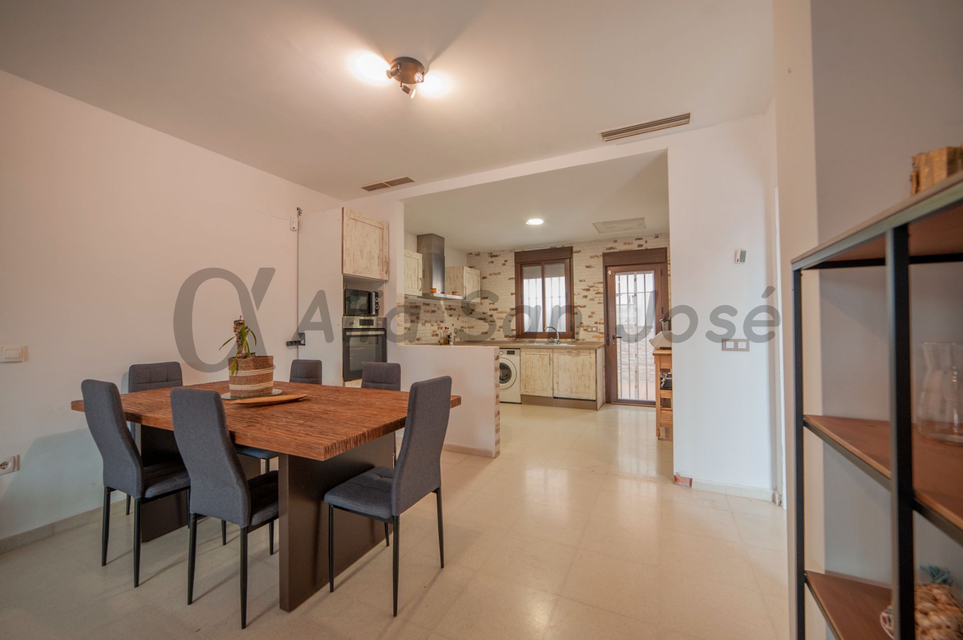 Cuina de Casa adosada en venda en La Rinconada amb Moblat