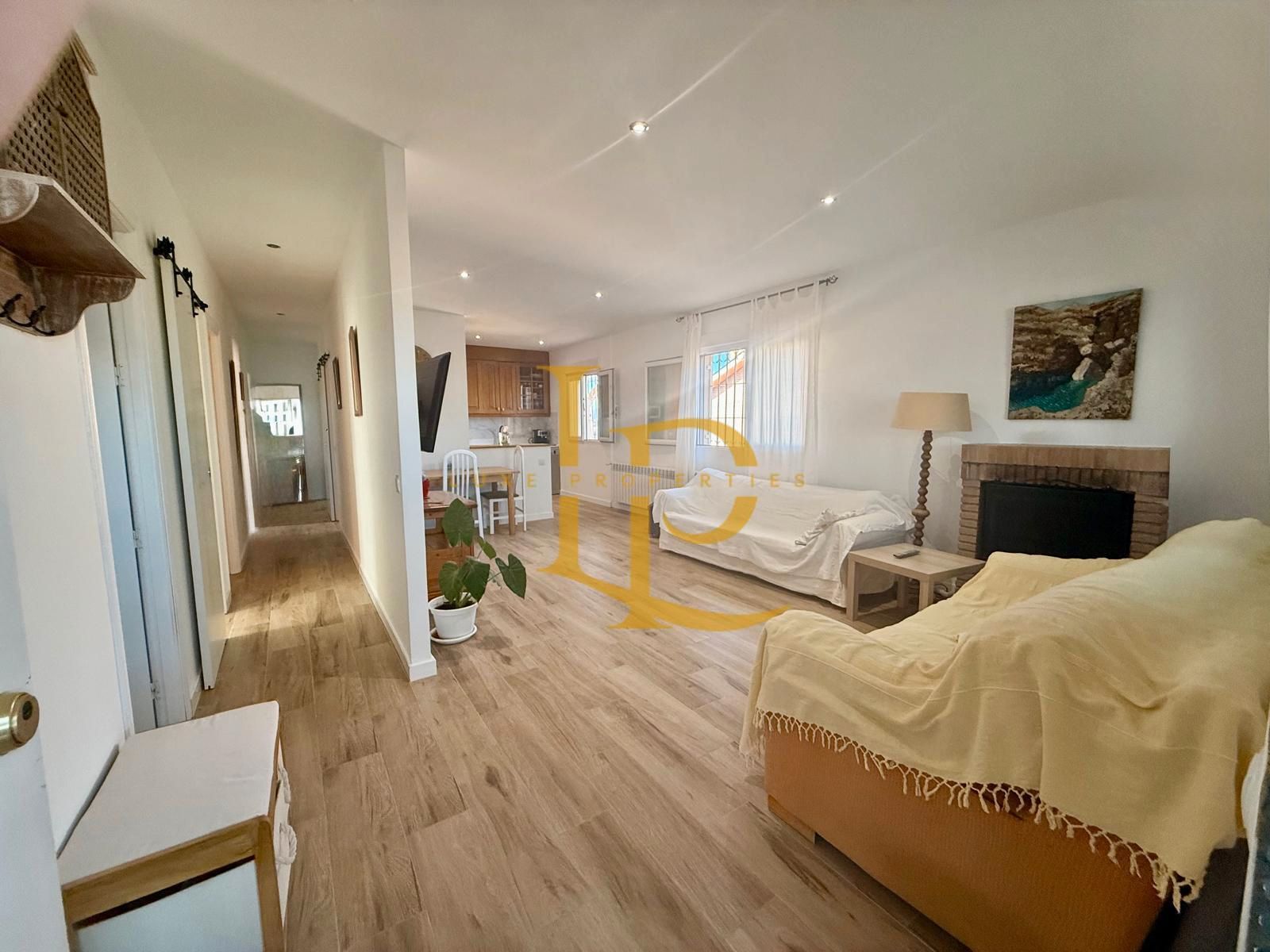 Sala d'estar de Casa o xalet en venda en El Casar amb Calefacció, Jardí privat i Parquet