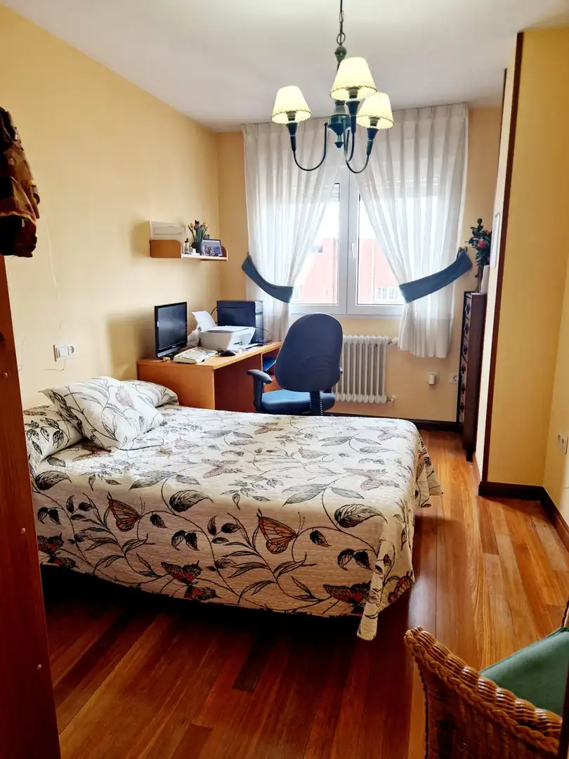 Habitación de Piso en venta en Avilés con Calefacción, Parquet y Terraza