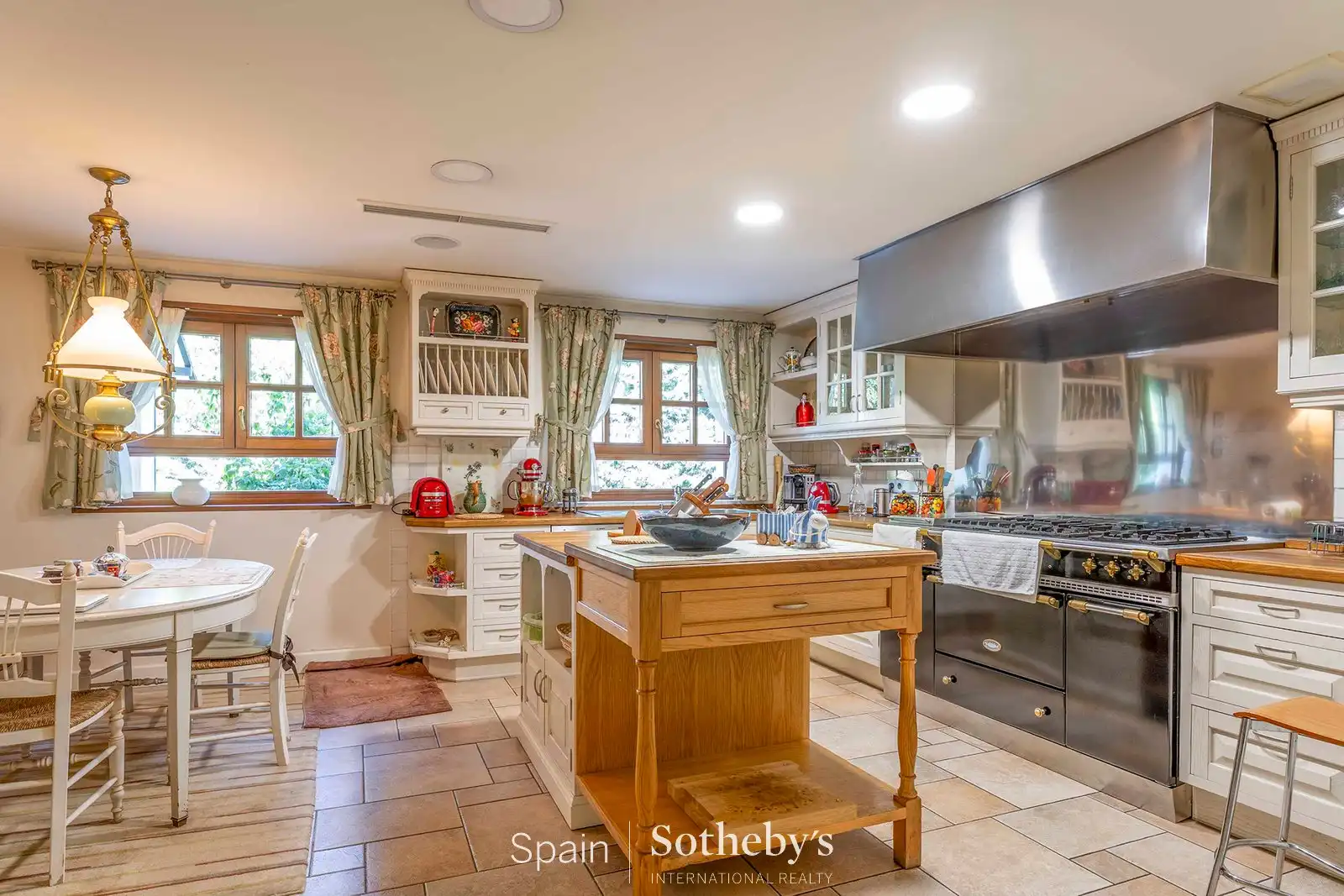 Cocina de Casa o chalet en venta en Madrid con Aire acondicionado, Calefacción y Jardín privado