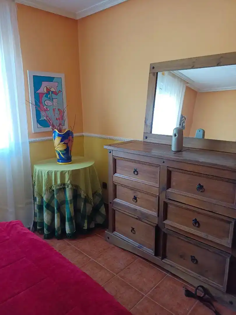 Dormitori de Casa o xalet en venda en Ponferrada amb Jardí privat, Parquet i Moblat
