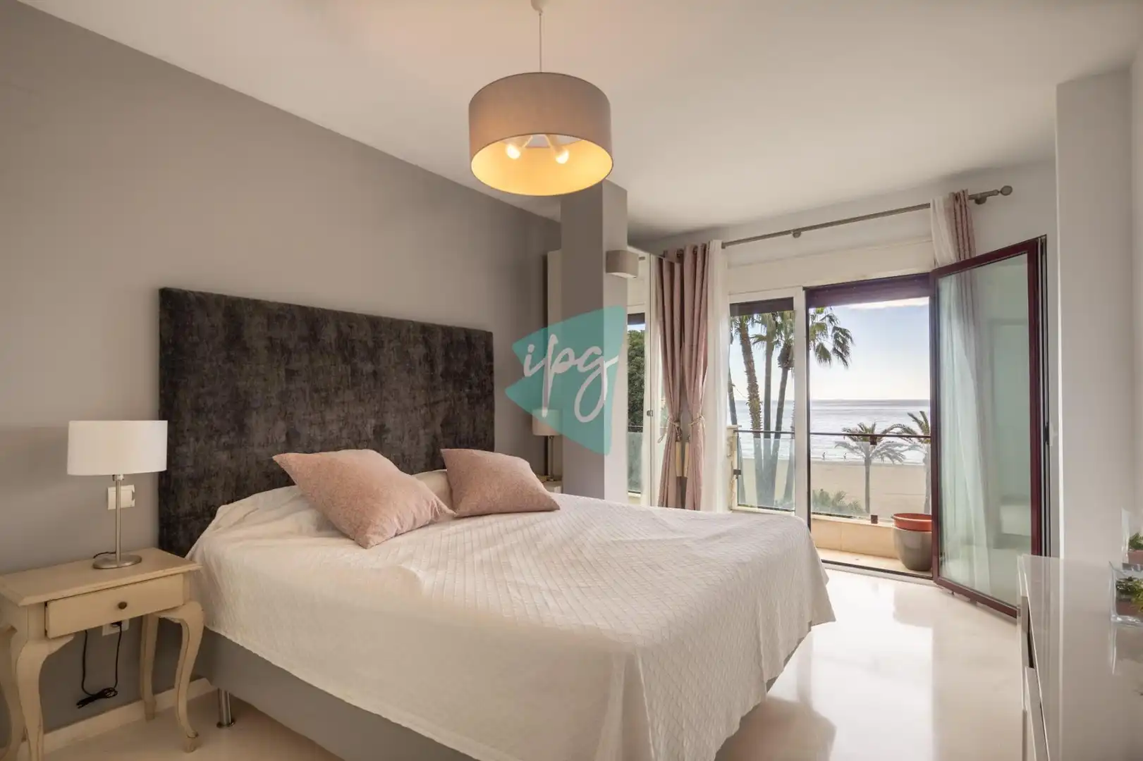 Habitación de Apartamento de alquiler en Estepona con Aire acondicionado, Calefacción y Amueblado
