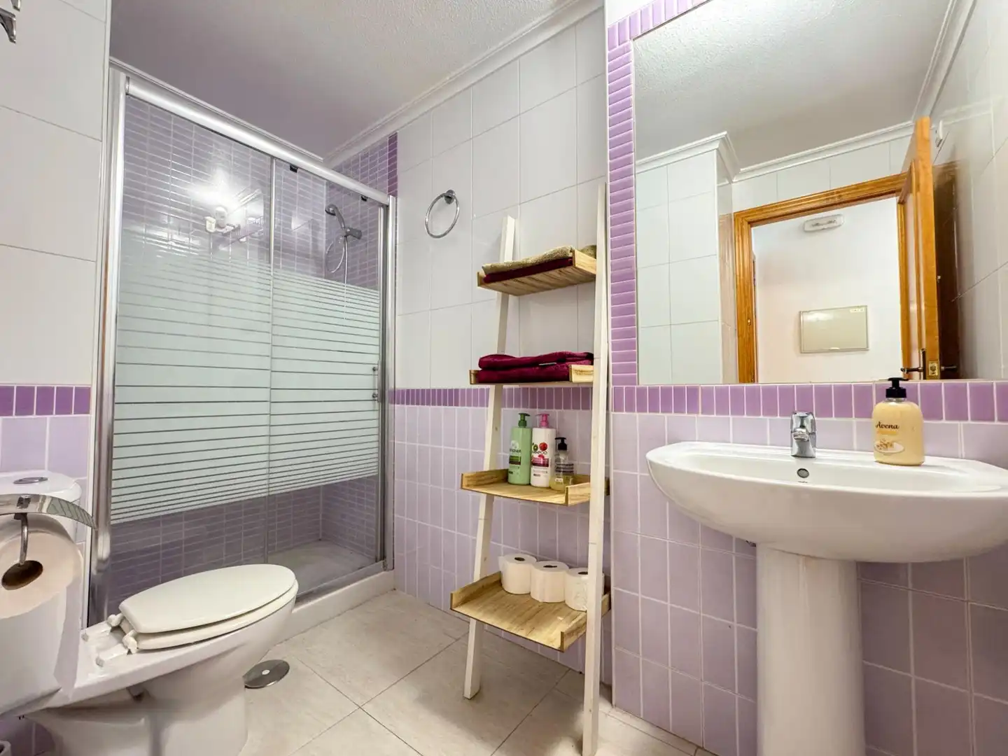 Baño de Apartamento de alquiler en Orihuela con Aire acondicionado, Calefacción y Jardín privado