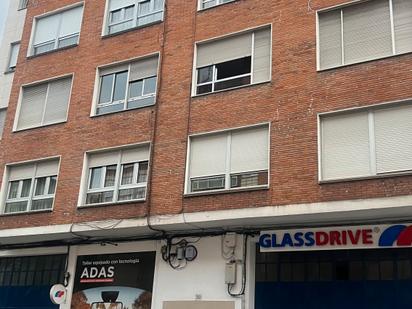 Vista exterior de Pis en venda en Torrelavega  amb Parquet, Moblat i Balcó