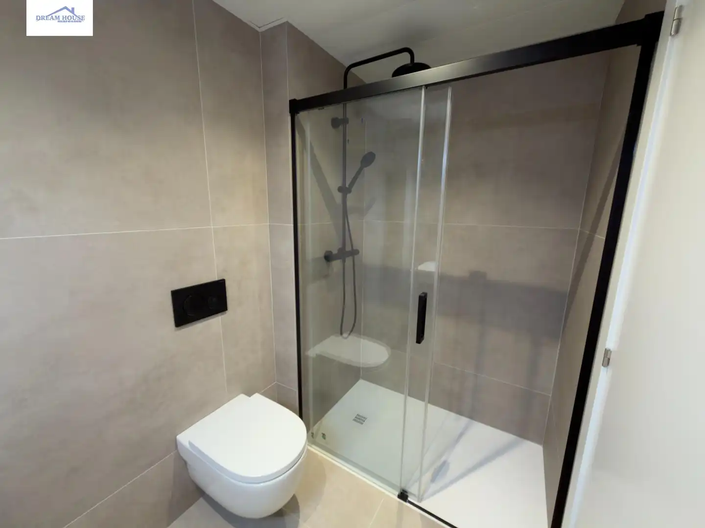Badezimmer von Dachboden zum Verkauf in Alella mit Klimaanlage, Heizung und Terrasse