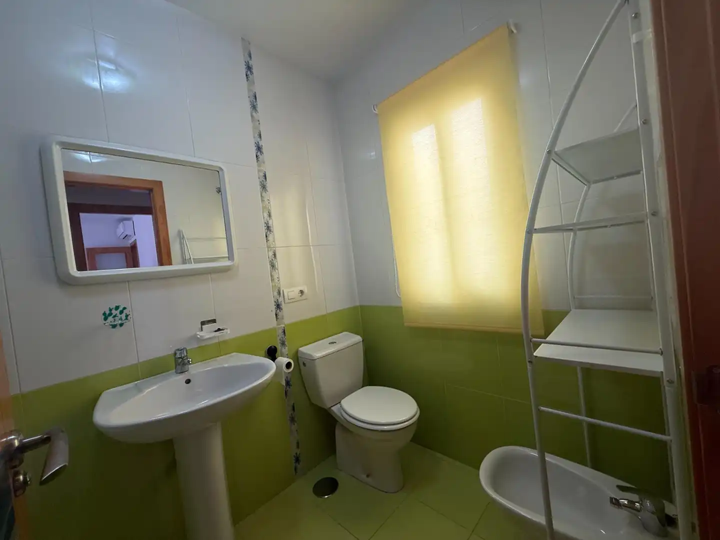 Badezimmer von Wohnung zum Verkauf in Almería mit Klimaanlage, Möbliert und Balkon