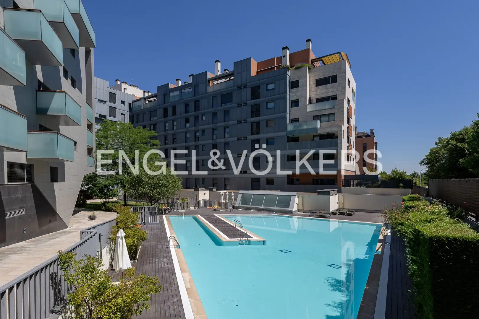 Piscina de Apartamento en venta en Madrid con Aire acondicionado, Calefacción y Jardín privado