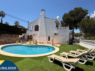 Detached house with pool for sale in Orihuela Costa